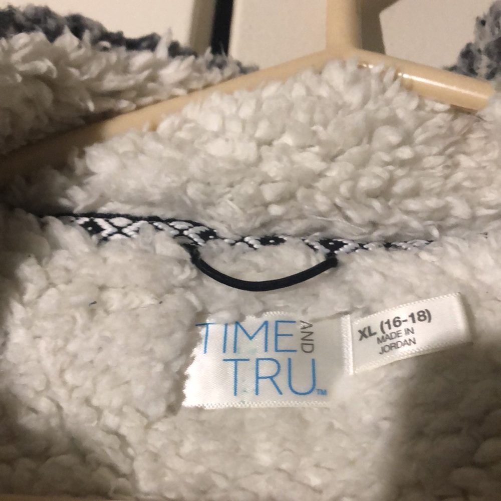 Fuzzy Soft Jacket - Picture 3 of 4